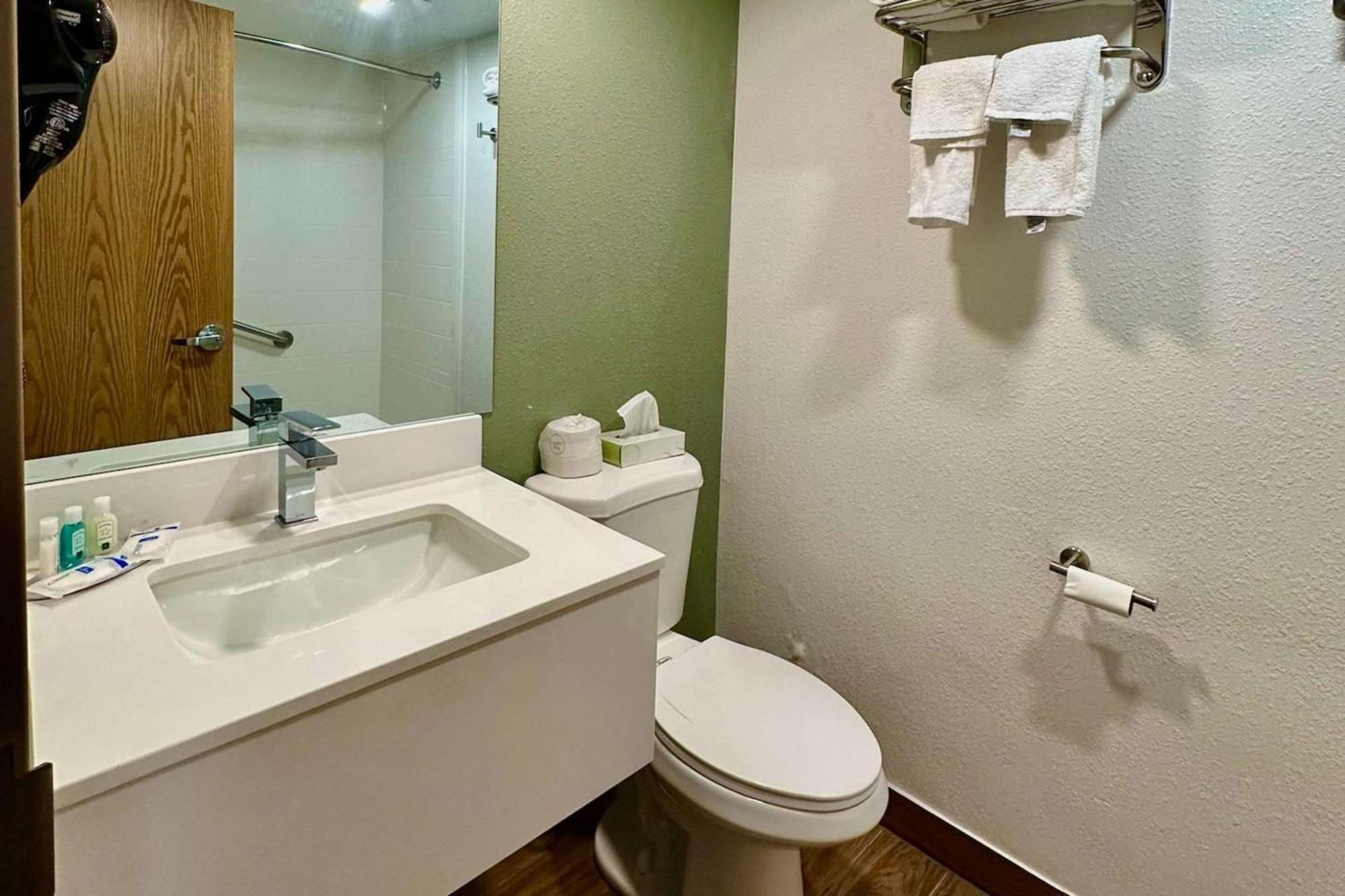 Quality Inn & Suites Albany Airport Лейтъм Екстериор снимка